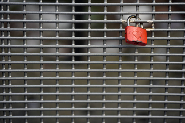 Yksinäinen rakkauden lukko penkillä Münchenin keskustassa, Saksassa - Valokuva, kuva