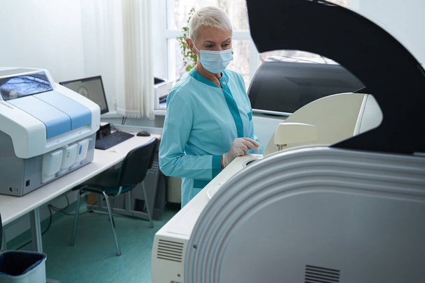 Mulher fazendo pesquisas médicas com máquinas modernas - Foto, Imagem