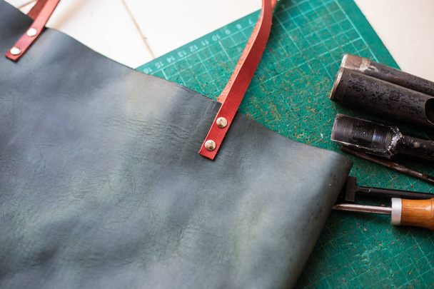 Aito nahka raahata naisten laukku craftmaship työskentely DIY käsite - Valokuva, kuva