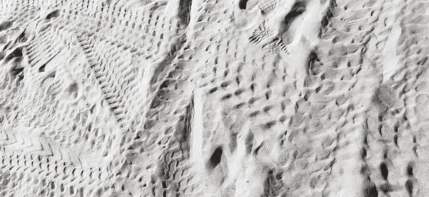 Footprints and vehicles on the soft sand beach - Foto, Bild