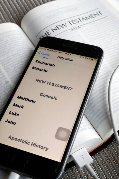 Paper Bible and digital Bible app on smartphone.  - 写真・画像