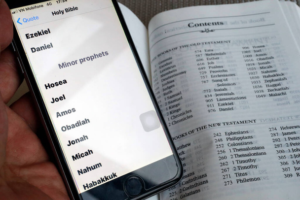 Papírová Bible a digitální biblická aplikace na smartphonu. Menší proroci. - Fotografie, Obrázek