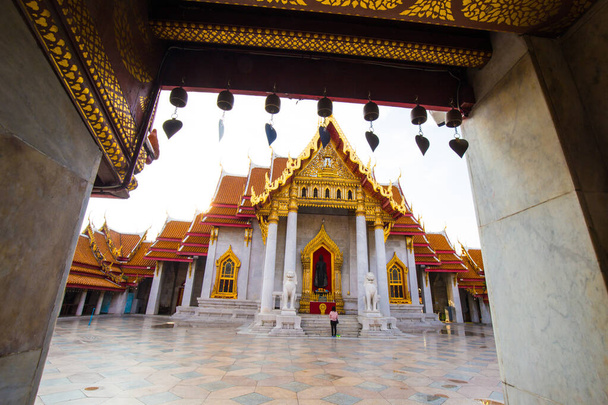 Wat Benchamabophit templo de mármol Templo cielo azul con nube, situado en Bangkok, Tailandia - Foto, Imagen