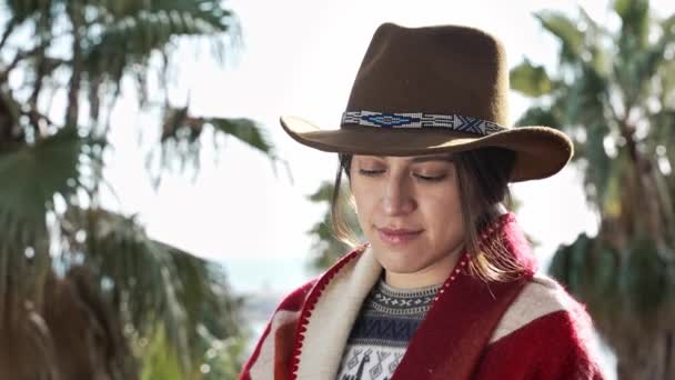 Retrato de nativa americana con sombrero de vaquero. Joven raza mixta hispana femenina  - Metraje, vídeo