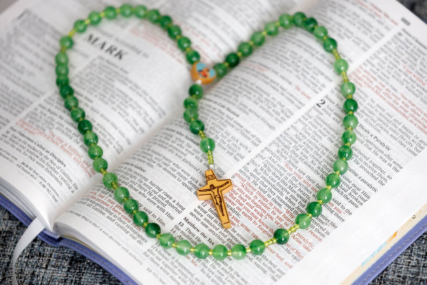 Biblia católica con rosario. Nuevo Testamento: San Marcos. Iglesia religiosa.  - Foto, imagen
