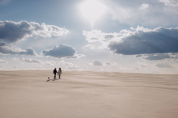couple walking on the beach - Fotoğraf, Görsel