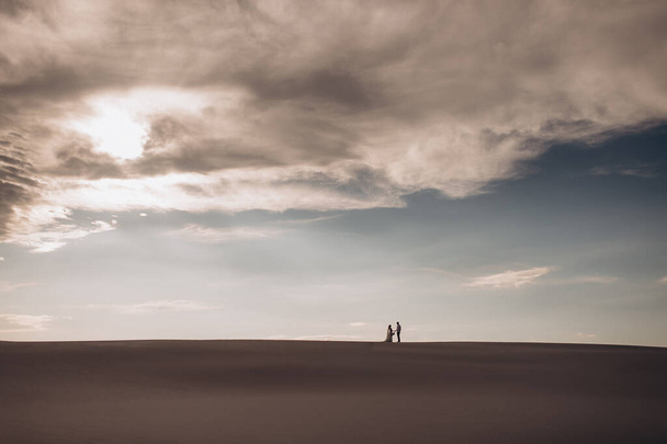 couple walking on the beach - Zdjęcie, obraz