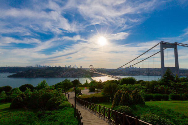 İstanbul 'daki Otagtepe Parkı' ndan Fatih Sultan Mehmet Köprüsü manzarası - Fotoğraf, Görsel