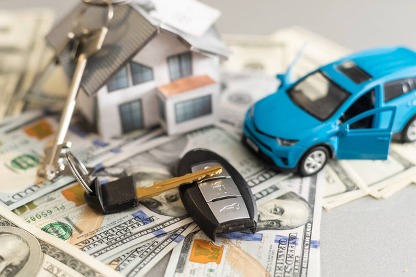 Экономия денег маленький игрушечный автомобиль с концепцией жилищного кредитования роста финансирования и собственности на сером фоне таблицы - Фото, изображение