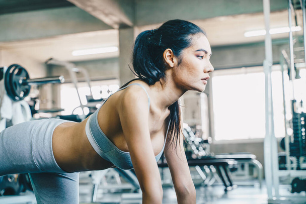 Sexy asiatique femmes de travail dans le sport gym mode de vie sain - Photo, image