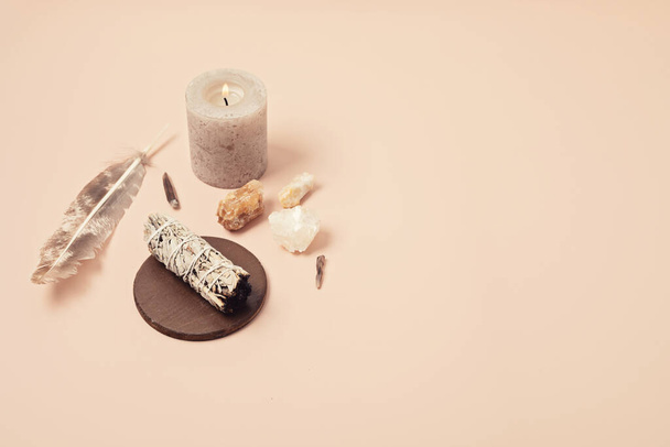 Smudge kit with white sage, palo santo, abalone sea shell. Natural elements for cleansing environment from negative energy, adding positive vibes. Spriritual practices, witchcraft concept - Foto, Imagem