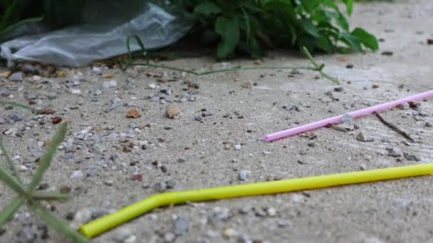  Contaminación plástica de un solo uso desechada paja para beber - Metraje, vídeo
