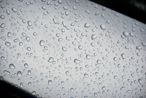 Капли воды на кузове автомобиля - Фото, изображение