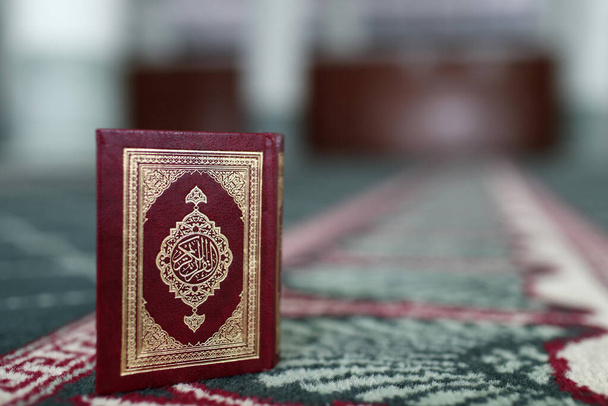 De Groene Moskee. Arabische Heilige Koran (Koran). Singapore - Foto, afbeelding
