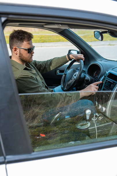 чоловік сидить в машині, використовуючи телефон відволікаючий спосіб життя
 - Фото, зображення