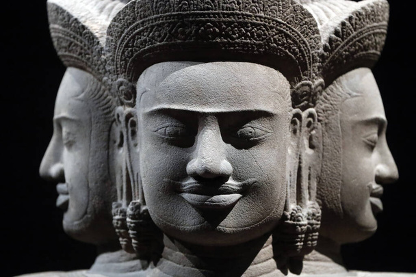 Muzeum Cywilizacji Azji. Angkor. Zwiedzanie świętego miasta Kambodży. Brahma. Kambodża, połowa X wieku. Piaskowiec. Singapur.  - Zdjęcie, obraz