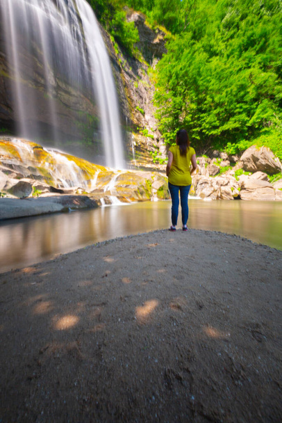 トルコ、ブルサ、ムスタファ・ケマル・パサのスークトゥの滝。川の背景を持つ隠れた森の中の木、緑の葉、岩や石の間の美しい滝. - 写真・画像