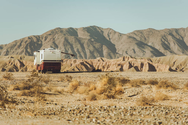 Motor Coach RV Dél-Kalifornia Desert Boondocking. A osztályú dízel lökhárító Motorhome száraz kemping a vadonban. Szabadtéri Üldözési téma. - Fotó, kép