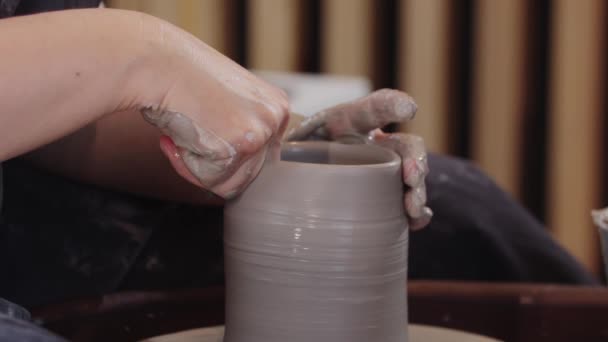 Pottery - pulls a piece of clay on a pottery wheel - Imágenes, Vídeo