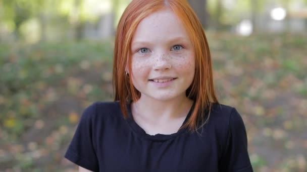 Natural appearance of a girl with beautiful freckles on her face. - Filmagem, Vídeo