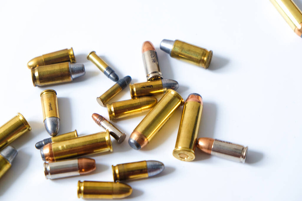 Группа пулемётов Jhp и Irn огнестрельное оружие на белом фоне концепции самообороны - Фото, изображение