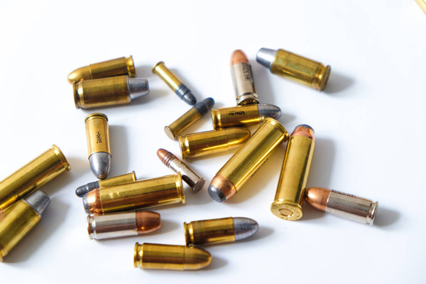Skupina ruční pistole kulka jhp a lrn palebné rameno na bílém pozadí koncepce sebeobrany - Fotografie, Obrázek