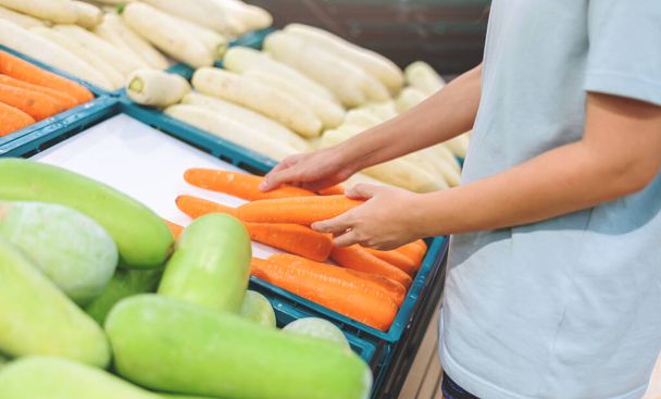 Großaufnahme Frau einkaufen im Supermarkt, Lebensmittel Lebensmittelgeschäft Hintergrund. - Foto, Bild
