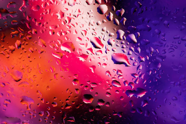 Şeffaf cam pencere üzerinde yoğunlaşma. Su damlaları. Yağmur. Arka plan doku. - Fotoğraf, Görsel