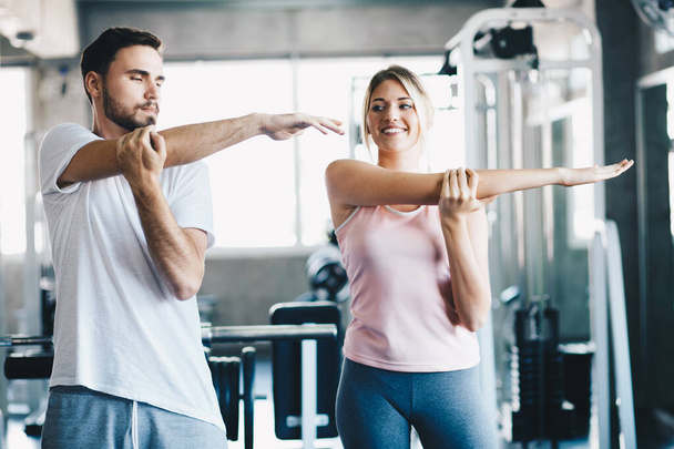 Sano hombre y mujer sesión de ejercicios de fitness en el gimnasio. Estilo de vida saludable - Foto, imagen