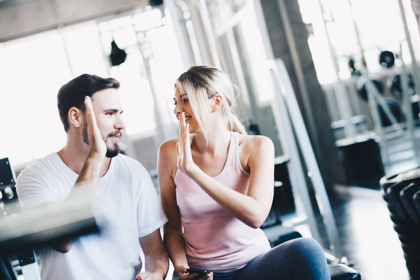 Здоровый мужчина и женщина фитнес занятия в тренажерном зале. Здоровый образ жизни - Фото, изображение