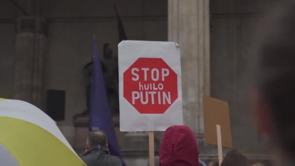 Germany, Munich. Demonstration of Ukrainians against Russia war in Ukraine at Odeonsplatz. demonstrators against the invasion of russia into ukraine - Filmati, video