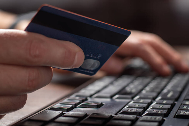 Mani in possesso di carta di credito e utilizzando il computer portatile. Shopping online. - Foto, immagini