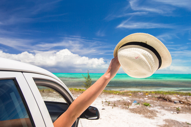 Крупним планом капелюх на білому автомобілі на Карибському острові
 - Фото, зображення