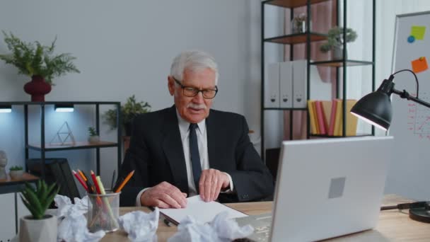 Escritório de negócios sênior homem usar laptop jogando papel amassado, tendo colapso nervoso no trabalho - Filmagem, Vídeo