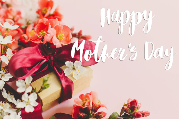 Happy mother's day. Happy mothers day text and gift box with red and white flowers on pink background. Stylish floral greeting card. Handwritten lettering. Mothers day - Photo, image