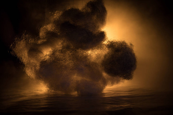 Atomkriegskonzept. Explosion einer Atombombe. Kreative Dekoration der Kunstwerke in Dunkelheit. Selektiver Fokus - Foto, Bild