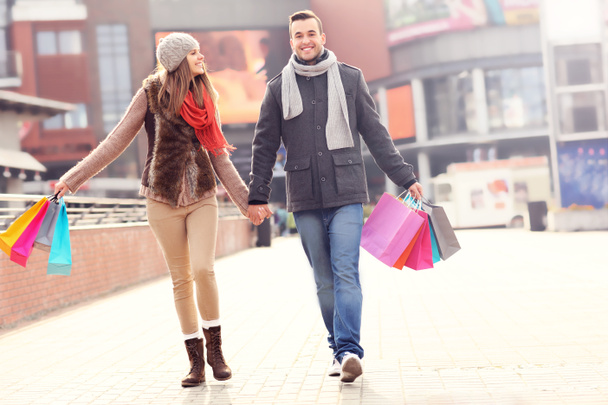 Couple joyeux faisant du shopping dans la ville
 - Photo, image