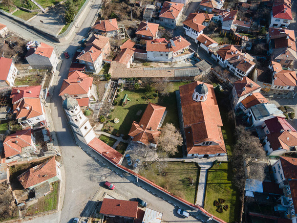 Erstaunliche Luftaufnahme der Stadt Bratsigovo, Region Pazardzhik, Bulgarien - Foto, Bild