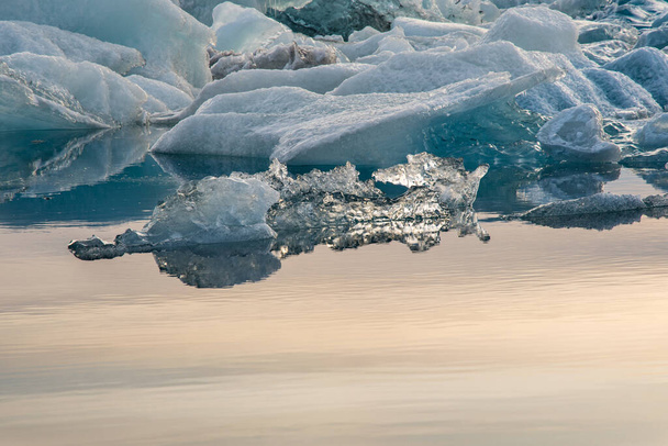 Льодовикова лагуна Йокулсарлон у південній Ісландії у сонячний весняний день. - Фото, зображення