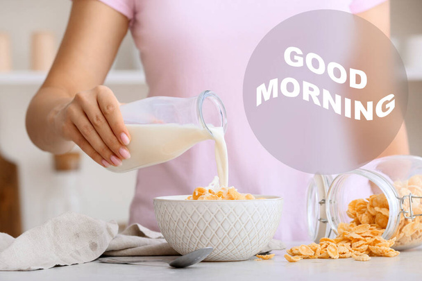 Nainen ottaa maissihiutaleita maidolla aamiaiseksi. Huomenta. - Valokuva, kuva
