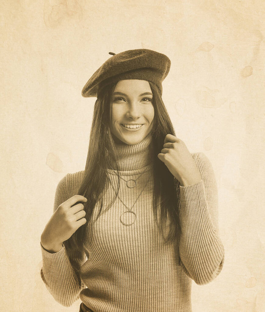 Παλιά φωτογραφία της ευτυχισμένης νεαρής γυναίκας - Φωτογραφία, εικόνα