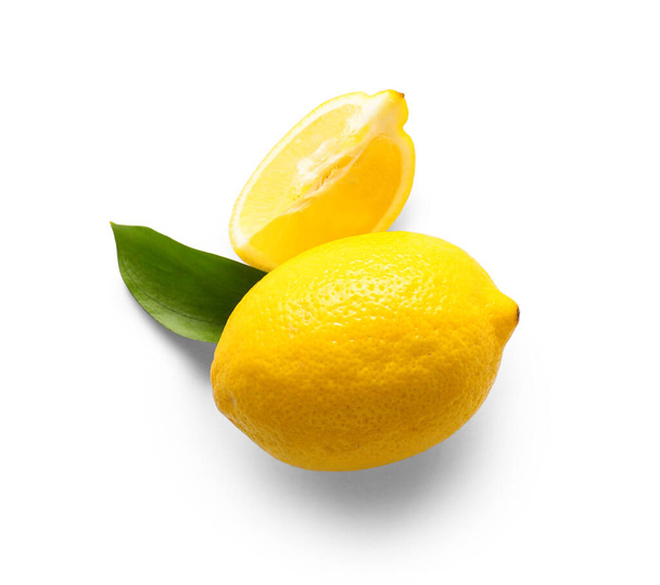 Limones con hoja sobre fondo blanco - Foto, Imagen
