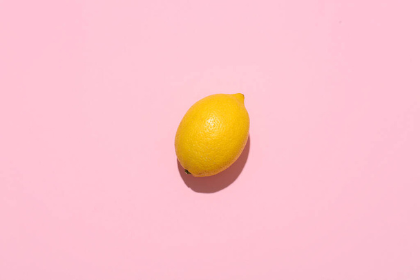 Ripe lemon on pink background, top view - Foto, Bild