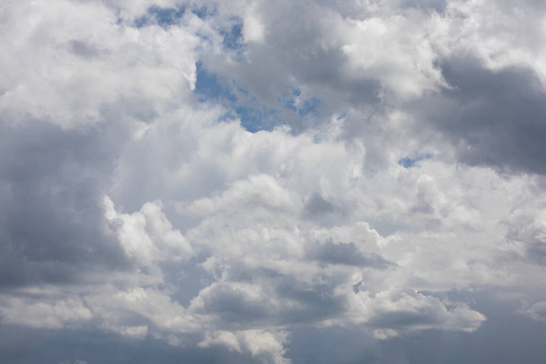 Scénický obraz modré oblačné oblohy - Fotografie, Obrázek