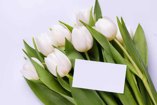 Tarjeta de felicitación o de visita maqueta y tulipanes blancos. - Foto, imagen