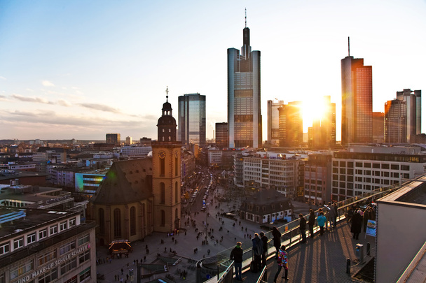 ηλιοβασίλεμα με ουρανοξύστη στο κέντρο της Φρανκφούρτης - Φωτογραφία, εικόνα