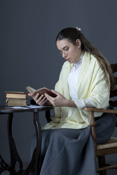 Βικτωριανή ή Εντουαρντιανή γυναίκα που κάθεται σε γραφείο και γράφει με μελάνι - Φωτογραφία, εικόνα