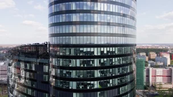 Vista aérea do edifício de escritórios moderno com grandes janelas - Filmagem, Vídeo