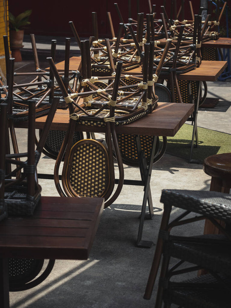 Restaurante café Negócio fechado durante a política de restrição Lockdown Assentos de mesa vazios - Foto, Imagem