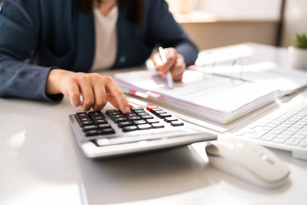 Professional Accountant Woman In Office. Finance Invoice Accounting - Valokuva, kuva